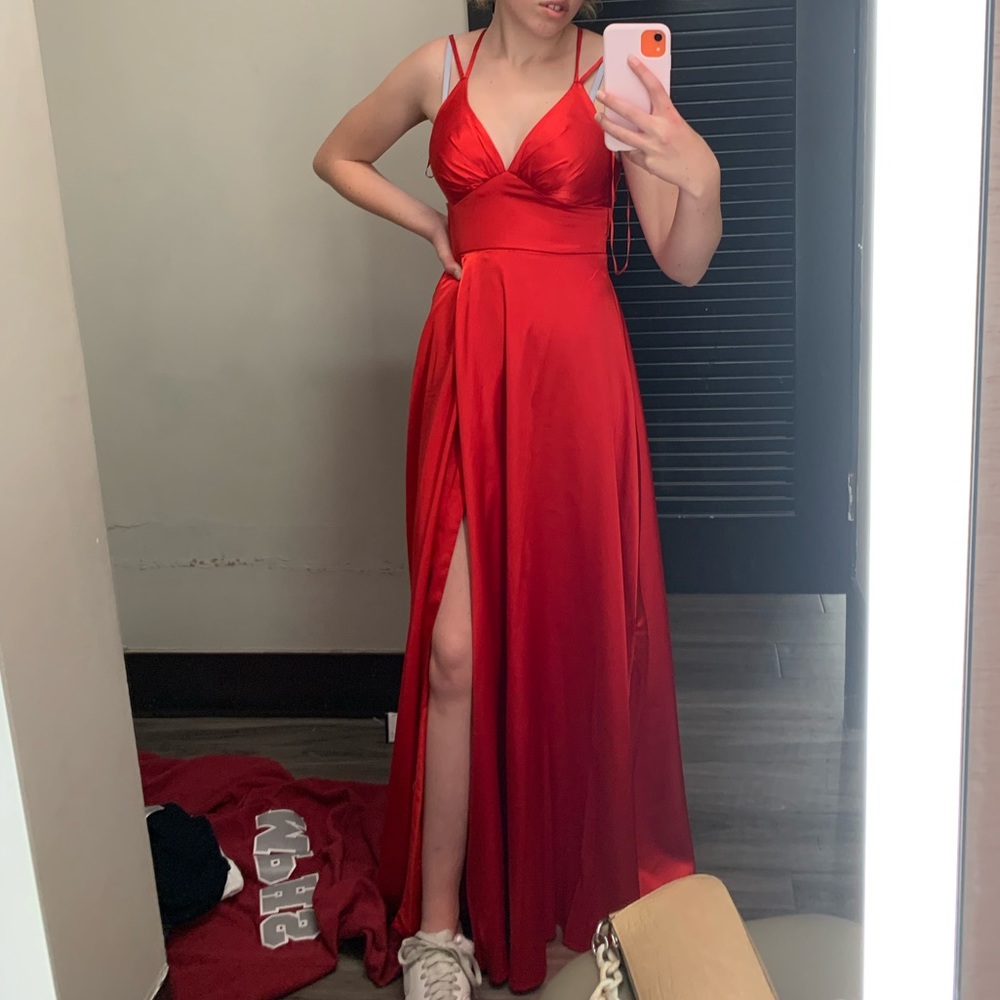 Size: 1. Worn once, high slit, zipper closure